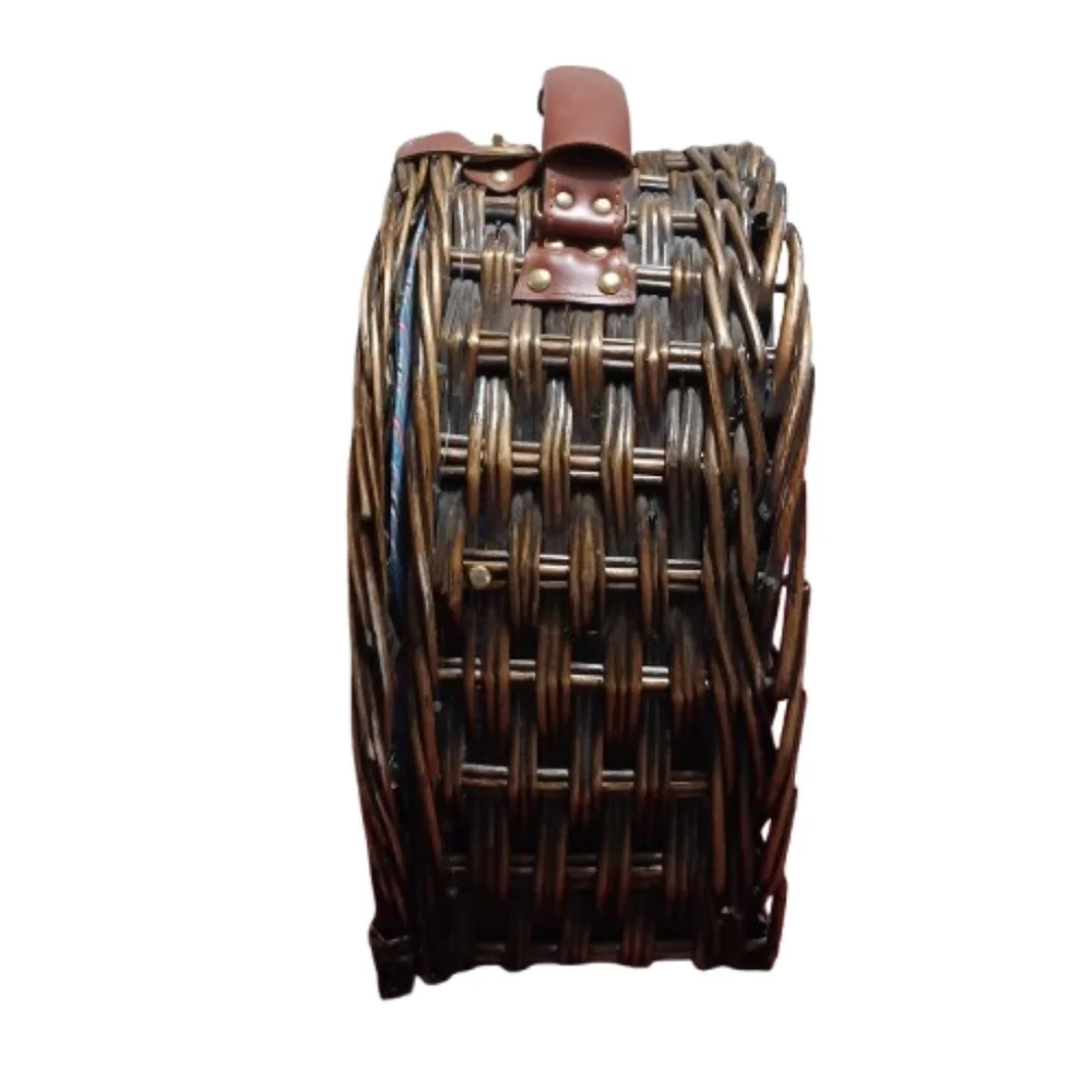 VINTAGE PICNIC BASKET Brown Classic Old Fashioned Outdoors Complete Set For Four